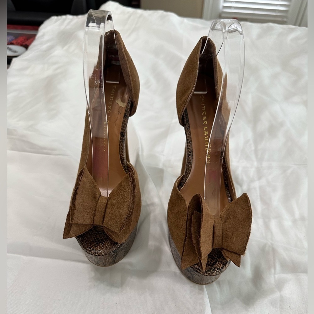 💜3/$15 WOMEN’S faux suede high heels size 8